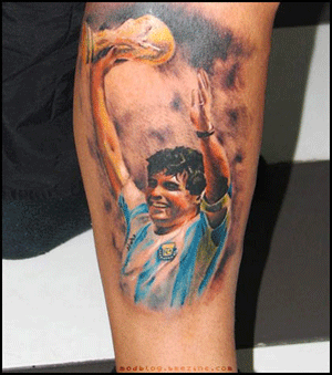 Ngôi sao Napoli khoe hình xăm Maradona ở Europa League
