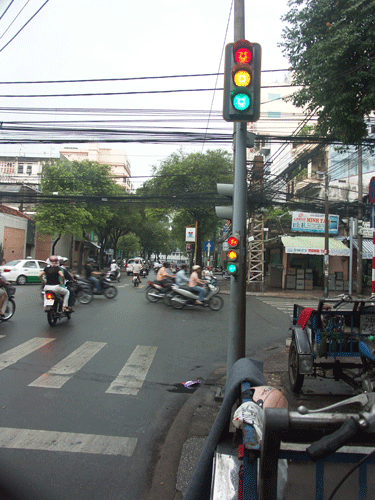 Đèn giao thông đỏ, vàng, xanh đồng loạt... sáng! - Báo Người lao động