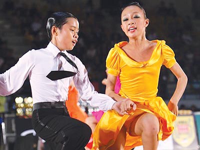 Vũ công nhí trên sàn dancesport