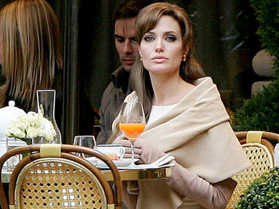 Angelina Jolie nhận “quà đặc biệt” từ chồng con