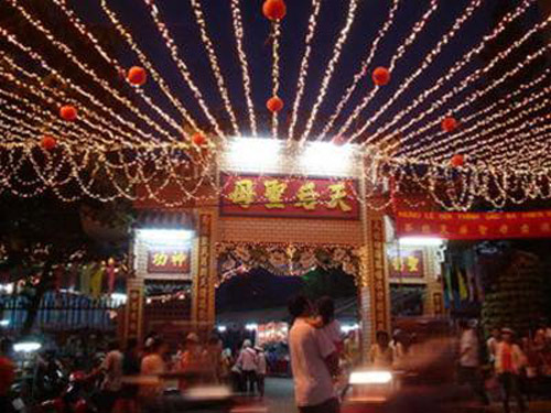 Đậu xe tr&ecirc;n đường bất ngờ bị một người phụ nữ đến thu tiền bến b&atilde;i - Ảnh 2.