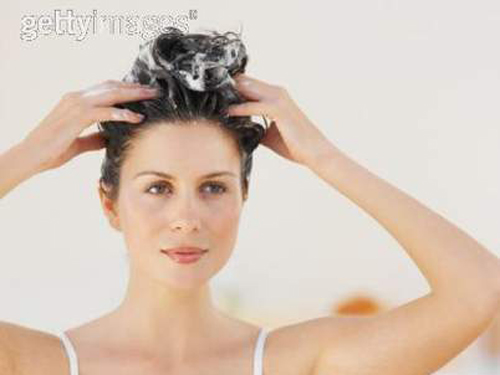 Làm thế nào để tránh rụng tóc một cách hiệu quả? Hãy để chúng tôi giúp bạn! Những mẹo nhỏ như sử dụng dầu dừa, chăm sóc tóc nhẹ nhàng và tránh quá nhiều xử lý tóc có thể giúp bạn giữ được mái tóc của mình khỏe mạnh và đẹp mãi mãi.