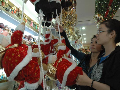 Mua hàng trang trí Noel giá rẻ - Báo Người lao động
