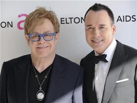 Elton John và "bạn đời" đồng tính mừng con đầu lòng