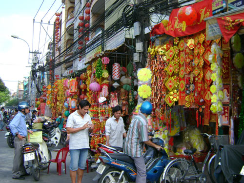 Đa dạng hàng hóa phong phú đầy màu sắc tại chợ truyền thống sẽ khiến bạn không thể rời mắt.