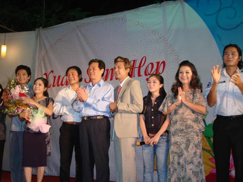 Thủ tướng Nguyễn Tấn Dũng chúc Tết nghệ sĩ Nhà hát Trần Hữu Trang