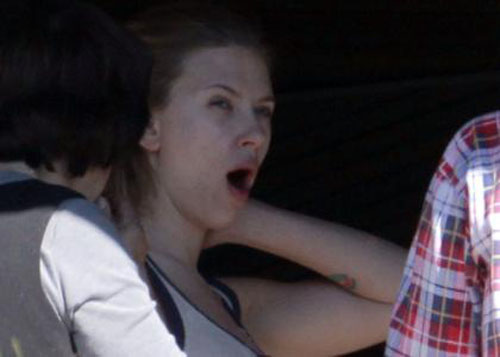 Choáng với màn “ngáp” của Scarlett Johansson
