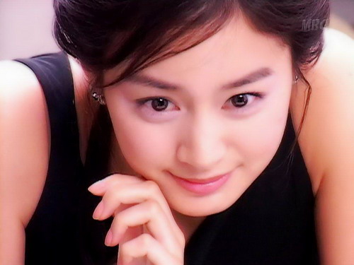Kim Tae Hee mặt mộc vẫn xinh