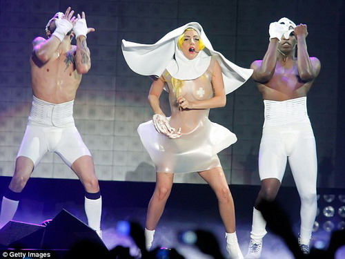"Nữ tu" Lady Gaga khoe ngực trần