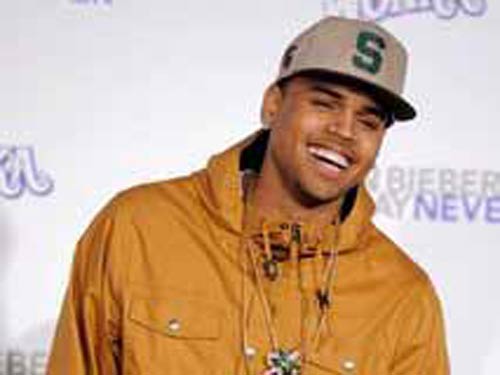 Chris Brown được phép đến gần Rihanna