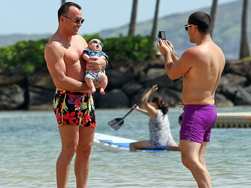 Ngắm con trai Elton John trên bãi biển Hawaii