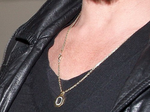 Brad Pitt khoe quà đặc biệt của "người tình"