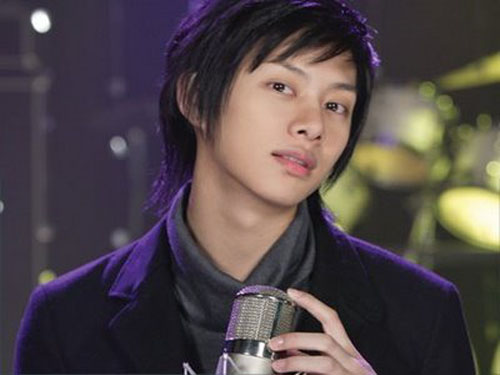 Heechul của nhóm Super Junior bị fan ném vào mặt