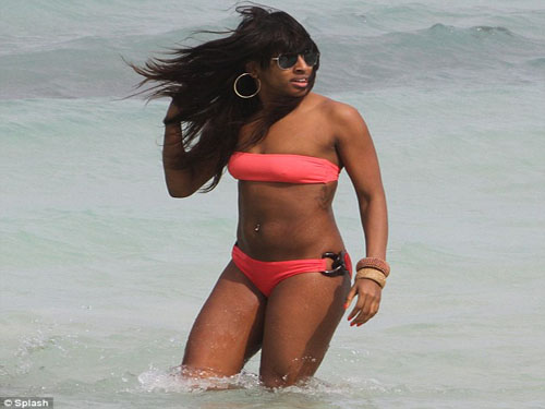 Alexandra Burke "đốt cháy" bãi biển Miami