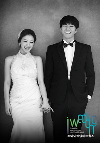 Đây là bộ ảnh cưới đầy cảm xúc của Lee Chun Hee và Jun Hye Jin được giới chuyên môn đánh giá rất cao. Bộ ảnh trắng đen với những khung hình tinh tế và lãng mạn đã được sử dụng trên nhiều trang bìa tạp chí thời trang. Hãy đến với Báo Người lao động để khám phá thêm nhiều từng bức ảnh đẹp nhất của đôi uyên ương này.