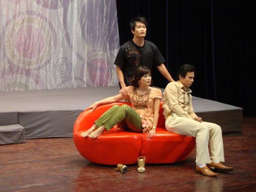 Sàn kịch bung ra để “chết”