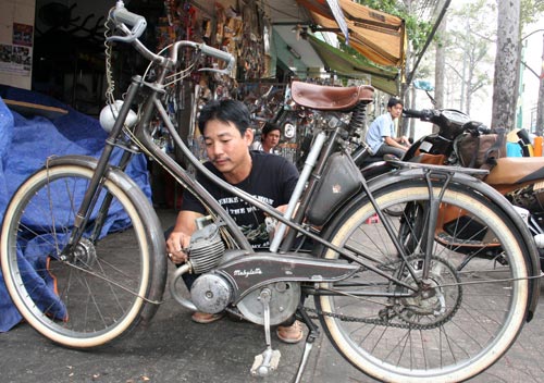 Thú chơi xe máy cổ Mobylette của người dân ở TP Hồ Chí Minh  Phong cách   Vietnam VietnamPlus