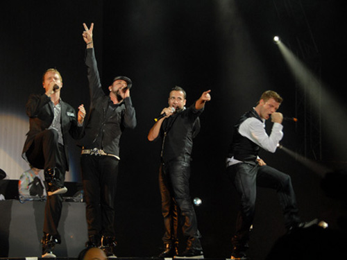 Khán giả Hà Nội xem Backstreet Boys trong giá lạnh
