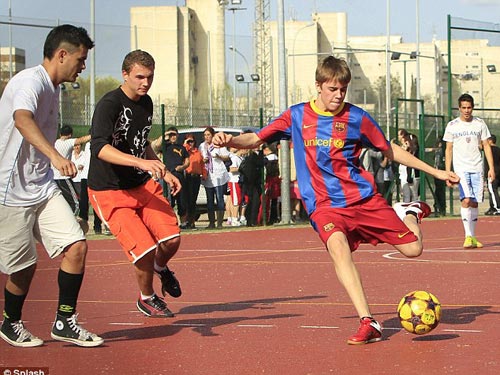Hoàng tử nhạc pop Justin Bieber trổ tài tại Barca