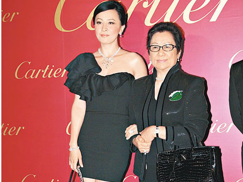 Lưu Gia Linh lấy lòng mẹ chồng