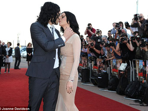 Katy Perry hạnh phúc bên chồng
