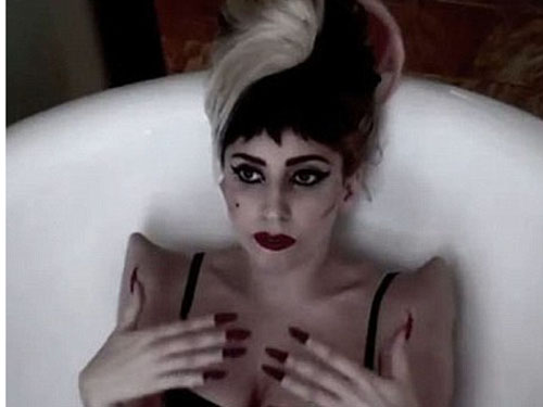 Lady Gaga “mọc sừng” trên bả vai