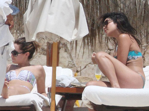 Vanessa Hudgens gợi cảm trên bãi biển