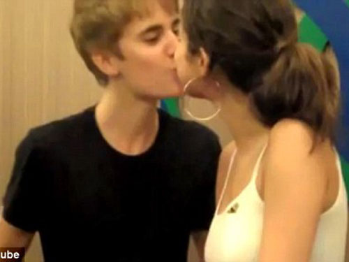 Justin công khai hôn Selena Gomez