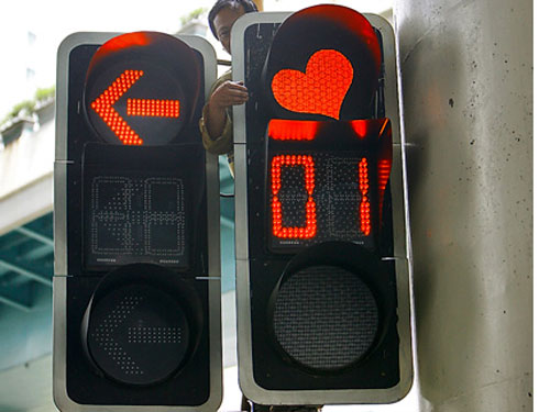 Tín hiệu giao thông: Hãy cùng khám phá các tín hiệu giao thông trên đường phố, từ đèn tín hiệu đến dấu hiệu nguy hiểm. Những hình ảnh chân thật sẽ giúp bạn hiểu rõ hơn về các quy tắc giao thông và cách thức hoạt động của hệ thống giao thông công cộng.