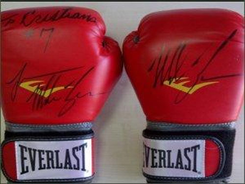Ronaldo “khoe” được Mike Tyson "bảo kê"
