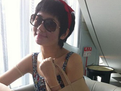 Selina vi vu uống trà