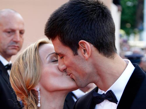 Djokovic hôn người yêu trên thảm đỏ Cannes