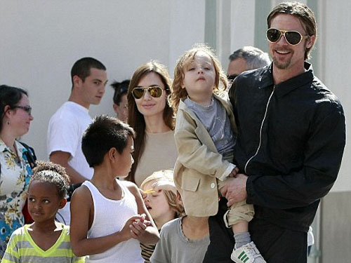 Brad Pitt hài lòng khi có nhiều con
