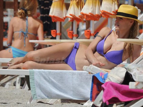 Michelle Hunziker nóng bỏng trên bãi biển