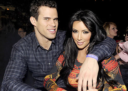 Kim Kardashian đính hôn “phi công trẻ”