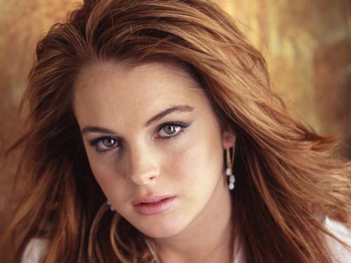 Lindsay Lohan đeo vòng điện tử
