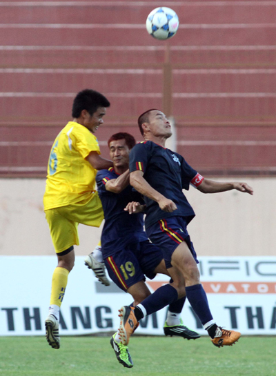 sân bóng đá phạm hùng