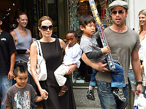 Con của Angelina Jolie không đến trường