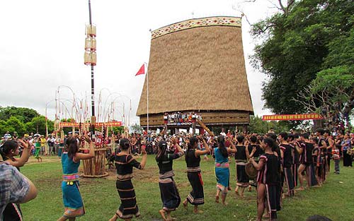 Tại khu vực Tây Nguyên, khách tham quan sẽ không thể bỏ lỡ nhà rông lớn nhất vùng. Với diện tích lên tới hàng trăm mét vuông, nhà rông này được xem là một biểu tượng của văn hóa dân tộc và lịch sử vùng đất trù phú Tây Nguyên.