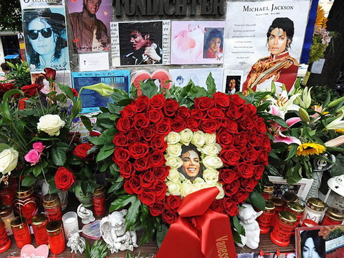 Hàng ngàn fan khóc nhớ Michael Jackson