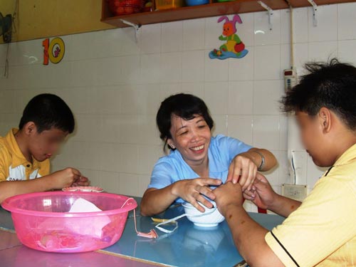 Ánh mắt đáng thương của bé 7 tuổi bị thiểu năng trí tuệ  VTVVN