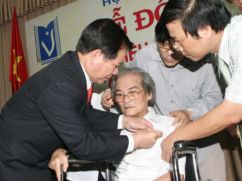 Trao danh hiệu Anh hùng Lao động cho nhà văn Sơn Tùng