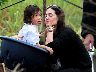 Pax Thiên sắp cùng Angelina Jolie về thăm Việt Nam?