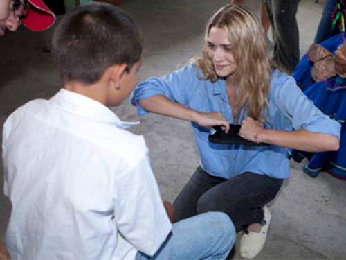 Mary-Kate và Ashley Olsen chuyên tâm làm việc thiện
