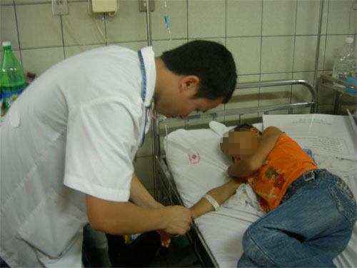 Ngộ độc sau khi ăn bọ xít, một bệnh nhân trong tình trạng nguy kịch - Ảnh 2.