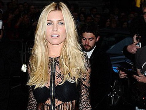 Bị mất ảnh bán nude, siêu mẫu Abbey Clancy tức giận