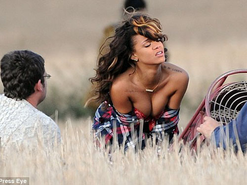 "Cởi đồ" giữa đồng, Rihanna bị nông dân đuổi