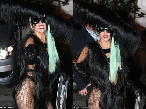 Lady Gaga: Gây choáng với váy làm bằng... tóc!