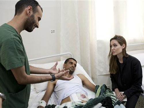 Angelina Jolie thăm chốn cũ của Gaddafi