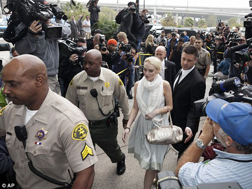 “Gái hư” Lindsay Lohan lại ra tòa